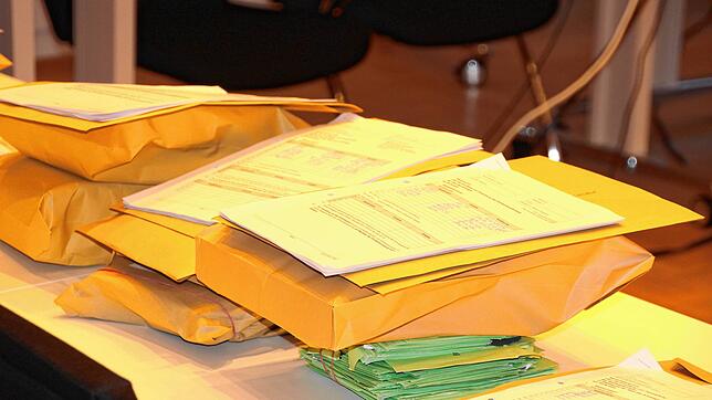 Große Packen: Die fertig ausgezählten Stimmzettel von der Kommunalwahl wurden im Sitzungssaal des Waldshuter Rathauses gesammelt. ...