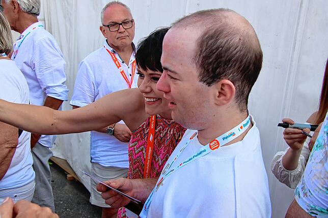 Auch Francine Jordi war beim Meet & Greet mit Spaß dabei.