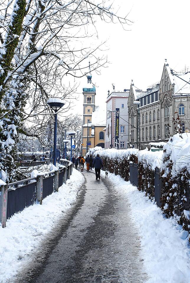 Konstanz im Schnee, hier mit Blick auf die Altkatholische Kirche und das Stadttheater.