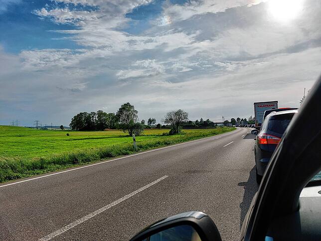 Nach dem Unfall wird die Bundesstraße gesperrt, es bildet sich ein langer Stau in Richtung Hüfingen.