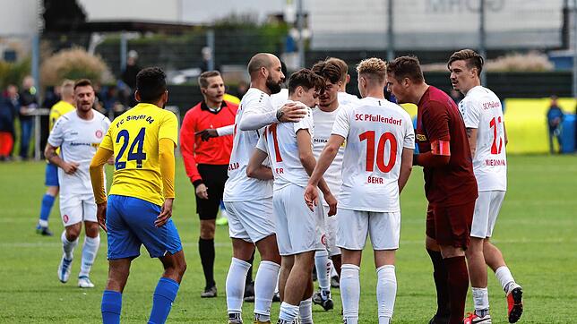 Jubel beim SC Pfullendorf (rechts), Tristesse beim FC Singen 04: ein Bild vom Derby am vergangenen Wochenende. Während der SC an die ...