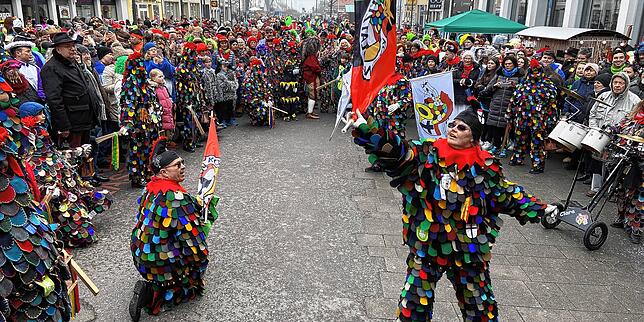 10.45 Uhr: Laternentanz der Blätzlebuebe auf der schon vollen Marktstätte. Dieses Jahr kommt die närrische Freude mit aller Macht zurück.