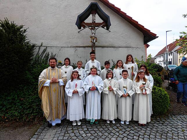 Die Birndorfer Erstkommunionskinder mit Pfarrer Philipp Ostertag.