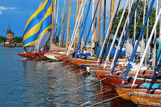Bild 19: Dutzende Segelyachten im Konstanzer Trichter: Bilder der Regatten bei der Bodenseewoche