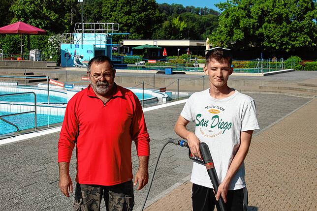 Freibad Lauchringen im Juli 2024 um das Badevergnügen kümmern sich Wolfgang Kromer und sein Auszubildender.