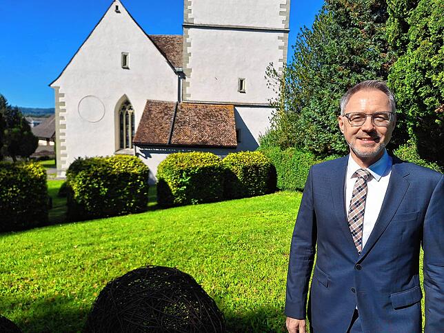 Auf dem Skulpturenweg und die Kirche im Hintergrund. Bermatingen sei für ihn und seine Familie lange schon zur Heimat geworden, sagt er.