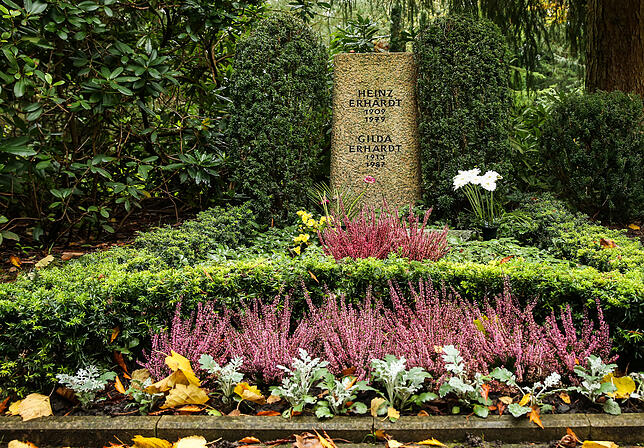 Das Grab von Unterhaltungskünstler Heinz Erhardt auf dem Friedhof Ohlsdorf in Hamburg. Dort sind zahlreiche Prominente begraben.