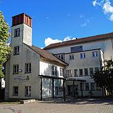 Das alte Dettinger Schulhaus ist nach wie vor das Kernstück bei der Verschönerung der Dettinger Ortsmitte. Es soll ein Bürgerhaus werden.