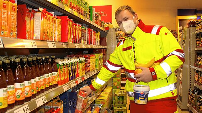Kauft sich Proviant für die Nachtschicht: Notfallsanitäter Alex Petermann aus Pfullendorf.