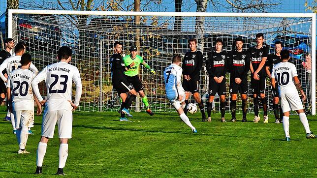 Kein Durchkommen: Fast auf den Tag genau vor zwei Jahren, am 16. November 2019, spielte der FC Erzingen zum letzten Mal gegen den SV ...