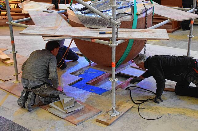 Bild 21: Uff, geschafft! Alle Bilder vom schweren Weg des 2,5 Tonnen schweren Altars in die Kirche St. Oswald