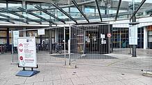 Die 2021 noch aufgestellten Trenngitter am Haupteingang des Klinikums Friedrichshafen sind weg. Corona hat das Betriebsergebnis ...