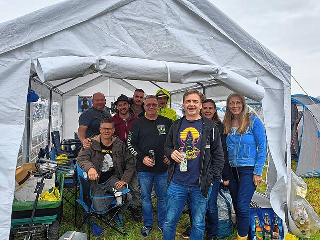 Chris (vorne) aus Böblingen ist dieses Jahr zum 20. Mal auf dem Southside Festival. Über die Jahre hat er alles erlebt, Hitze, ...