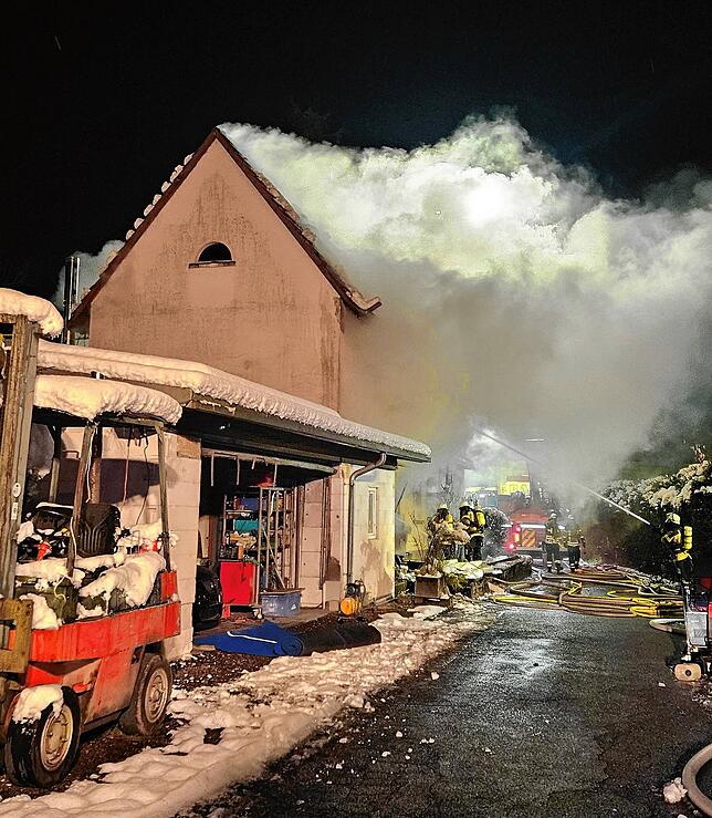 Bild 8: Wohnhaus in Brennet brennt völlig aus - es bleibt nur eine Brandruine