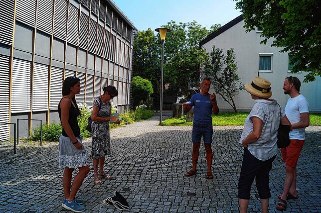 Großes ehrenamtliches Engagement, wie es Solartechniker Gottfried Grundler (Mitte) bei regelmäßigen Wattwanderungen zeigt, lobte ...