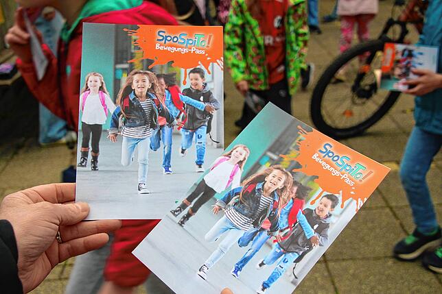 Alle 92 Grundschüler sind ab sofort mit einem Bewegungspass ausgestattet, indem die 20 selbstständig zurückgelegten Schulwege ...