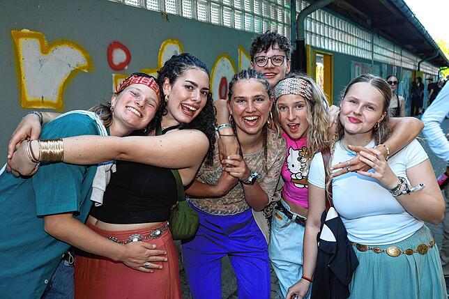 Bild 14: Festivalsommer startet – Fans feiern ausgelassen beim Campus-Festival