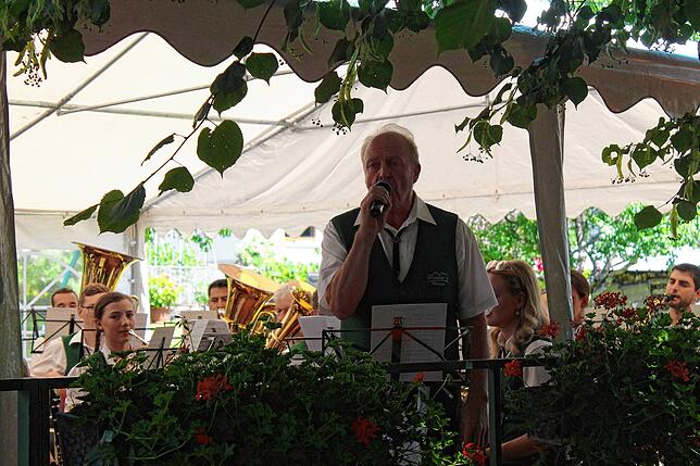 Der Dirigent des Musikvereins Willaringen, Hubert Ücker, führte nicht nur den Taktstock, sondern bewies auch gesangliches Talent.
