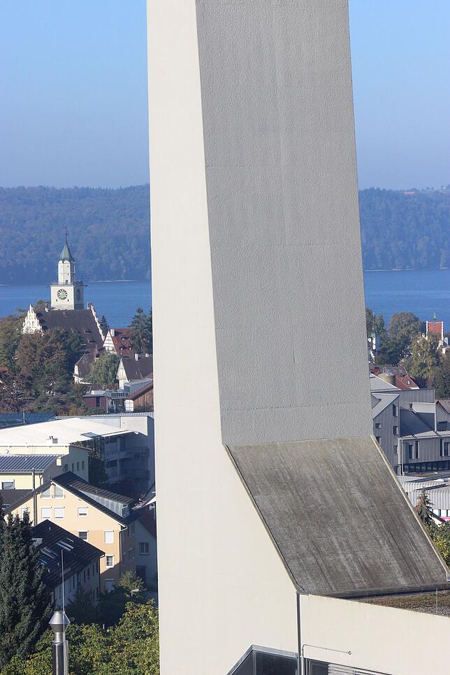 Telekomturm vor Münsterturm in Überlingen.