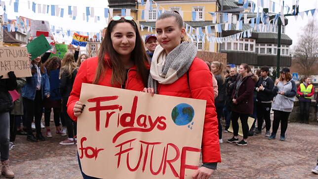Ceyda Gyrnehir (links) und Sofia Kexel haben den Klimastreik der Donaueschinger Schüler am 23. Februar organisiert. Nach der Abiturpause ...