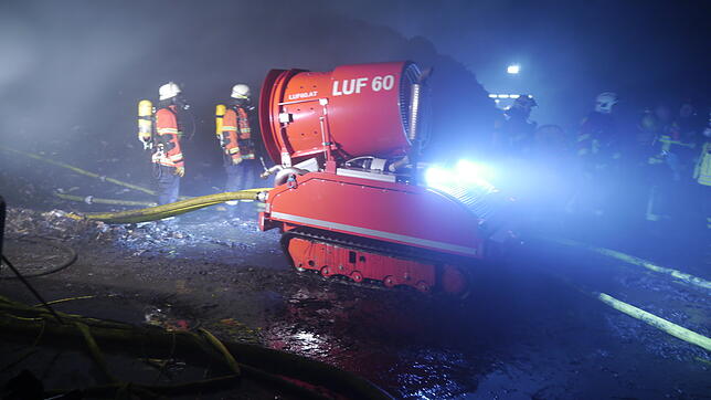 Bild : Jetzt sind es schon mehr als 48 Stunden: Einsatzkräfte kämpfen im ehemaligen Kompostwerk immer noch gegen die Glut