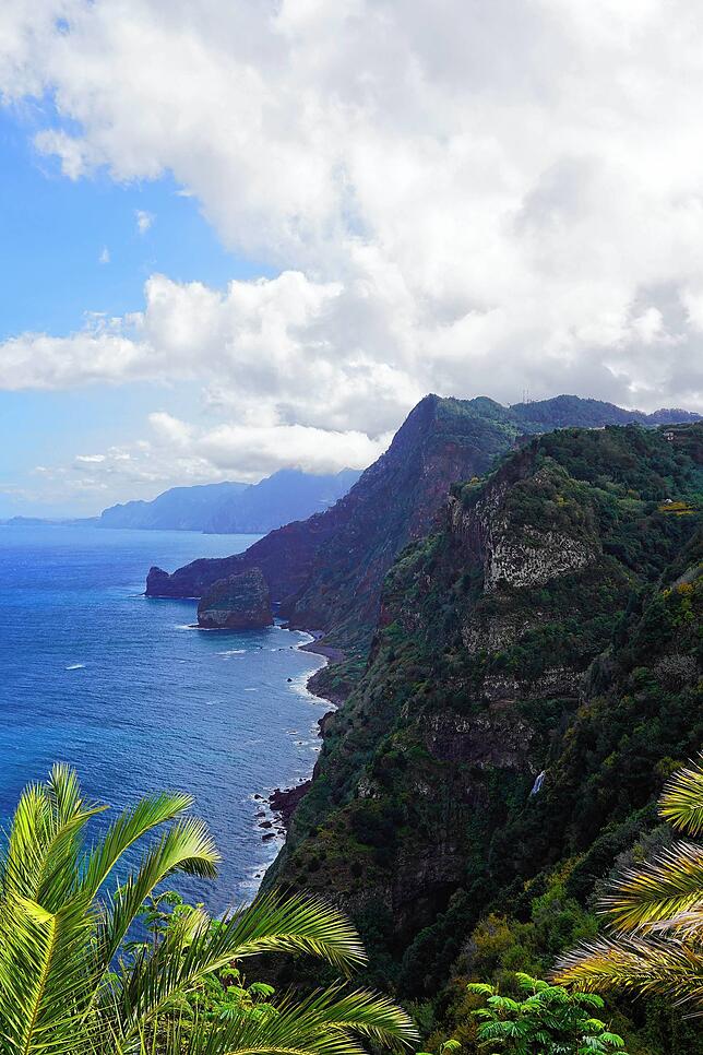 Madeiras Nordostküste ist von unglaublicher Schönheit. Die Felsformationen fallen steil zum Meer hin ab, Strände gibt es auf Madeira ...