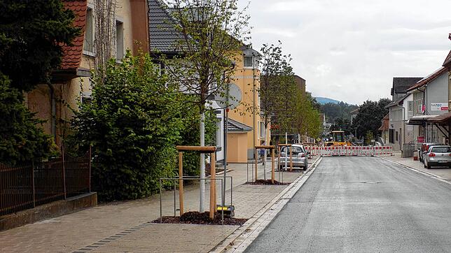 An der Südseite der Murger Hauptstraße zwischen Sparkasse und Friedhof sind jetzt Parkbuchten.