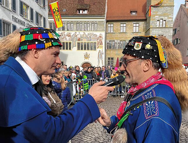 Bild 19: Große und kleine Hänsele ließen die Karbatschen in Überlingen knallen