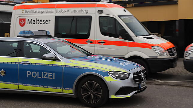 (Symbolbild) Am Freitagmorgen, 5. Juli, kommt es zu einem Unfall auf der Reichenau. Die Bilanz: Zwei zerstörte Autos und eine verletzte ...