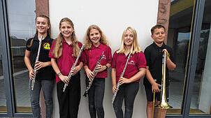 Die erfolgreichen Jungmusiker (von links): Mia Sofie Huber, Lara Braun, Mathilda Knaus, Magdalena Schneider und Michael Eckert. Bild: ...