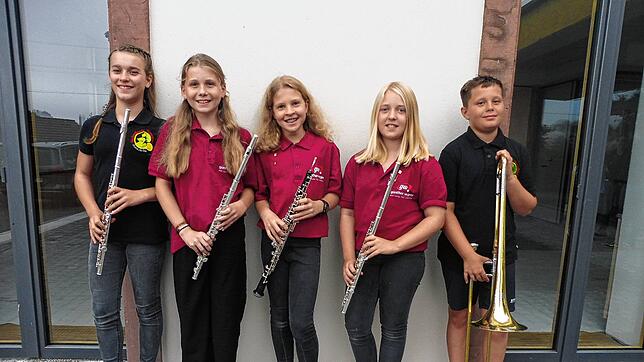 Die erfolgreichen Jungmusiker (von links): Mia Sofie Huber, Lara Braun, Mathilda Knaus, Magdalena Schneider und Michael Eckert. Bild: ...