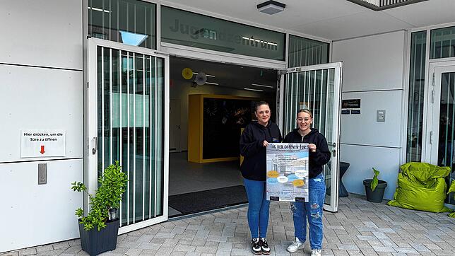 Laden zum Tag der offenen Tür ins Jugendzentrum: Katja Janker (links) und Nathalie Scheurer. Foto: Monika Weber