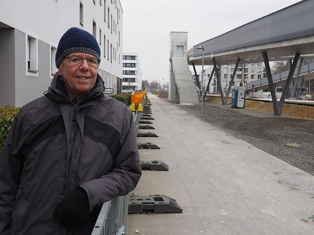 Er ärgert sich, dass die Baustelle kaum vorangeht, der Radweg entlang der Gleise aber gesperrt bleibt: Konrad Schubert