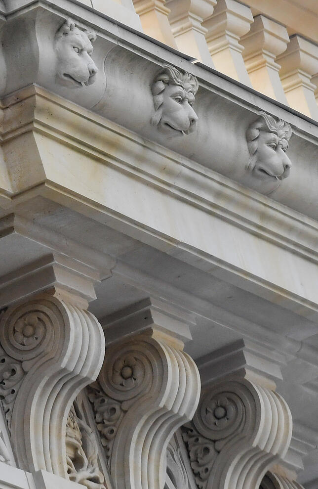 An der Fassade befinden sich Löwenköpfe. Einer hat keine Mähne – die Spenderin Heidi Hetzer wünschte sich eine Löwin. Bild: dpa