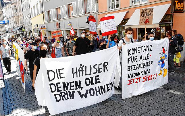 Rund 100 Personen nahmen am Samstag an einer Demonstration für bezahlbaren Wohnraum teil, zu der unter anderem Solidarity City Konstanz, ...