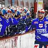 Starkes Comeback: Nach seinem Treffer zum 2:0 klatscht Schwenningens Kapitän Travis Turnbull mit seinem Teamkollegen an der Wechselbank ab.