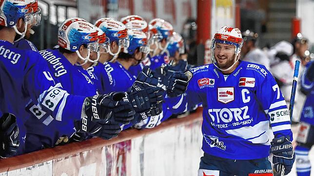 Starkes Comeback: Nach seinem Treffer zum 2:0 klatscht Schwenningens Kapitän Travis Turnbull mit seinem Teamkollegen an der Wechselbank ab.