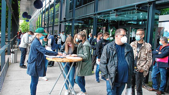 Ein Bild von der Pop-up-Impfaktion in den Donauhallen im Juli: Sie zog bereits viele Impfwillige nach Donaueschingen. Jetzt bietet sich ...