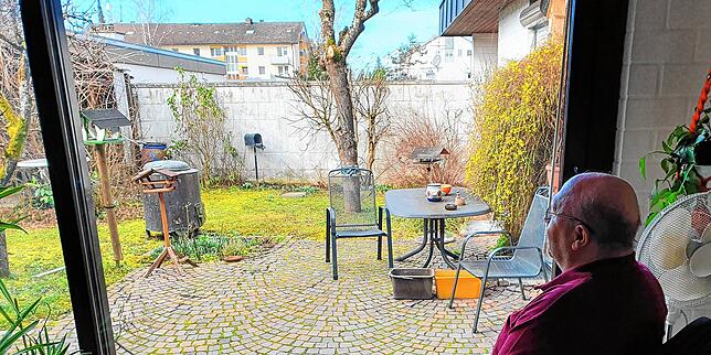 Michael Mutter blickt in sein Atrium. Dahinter liegt das einzige unbebaute Grundstück der Siedlung.