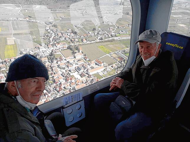Hermann Metzger (links) aus Salem-Neufrach mit seinem Bruder Ernst, der ebenfalls gehörlos ist. Hier befinden sich die beiden im ...