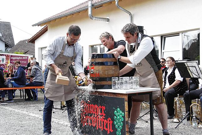 Mit nur zwei Hammerschlägen gelang Bürgermeister Patrick Stärk sein erster Bieranstich bei der Mini-Ausgabe des Ehinger Herbstfestes. ...