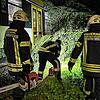 Die Feuerwehr an den Bahnschienen im Einsatz.