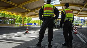 (Archivbild) Bundespolizisten kontrollieren am Grenzübergang zwischen Kreuzlingen und Konstanz regelmäßig Reisende, die aus der Schweiz ...