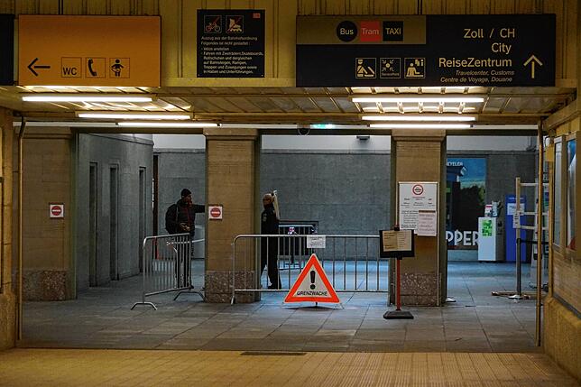Badischer Bahnhof: Grenzkontrollen am Hauptausgang.