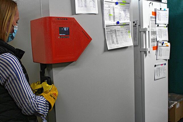 Hinter einer Holzverkleidung, gesichert mit einem Codeschloss, steht im Kreisimpfzentrum der Ultratiefkühlschrank. Dort wird der ...