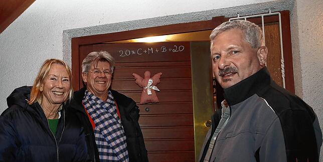 Retter in der Not: Renate und Andreas Hipp (links) sind Karl-Heinz Späth, Ehrenkommandant der Feuerwehr Allensbach (rechts), dankbar, ...