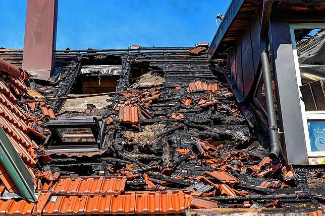 Das Dach wird bei dem Feuer in Brigachtal völlig zerstört. Die Hausbewohner können sich in Sicherheit bringen.