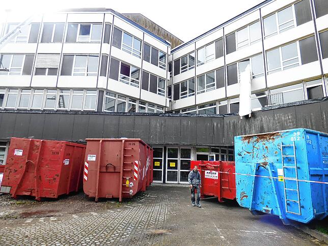 Viele Container für gut vorsortierten Bauschutt: Jeder Bauherr weiß, dass dies eine Menge Geld spart.