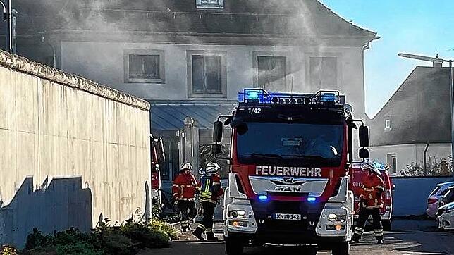 Rauch über dem Singener Gefängnis: Am Mittwoch kam es an der Justizvollzugsanstalt zu einem nicht alltäglichen Einsatz der Singener ...