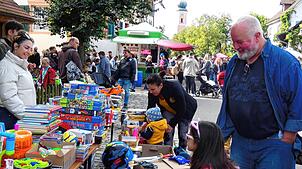Sehr viele Besucher kamen zum Flohmarkt in der Dogerner Hauptstraße.
